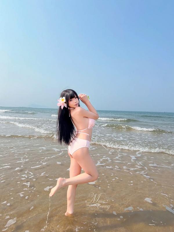    咬一口兔娘 - 粉红假日海边比基尼私房写真，极致纯欲风情展现火辣身材与迷人美腿，童颜巨乳女神绝美诱惑大片 [97P]第90张图片