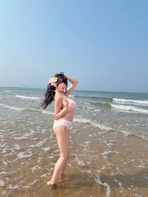    咬一口兔娘 - 粉红假日海边比基尼私房写真，极致纯欲风情展现火辣身材与迷人美腿，童颜巨乳女神绝美诱惑大片 [97P]第92张图片