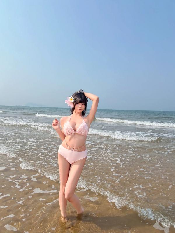    咬一口兔娘 - 粉红假日海边比基尼私房写真，极致纯欲风情展现火辣身材与迷人美腿，童颜巨乳女神绝美诱惑大片 [97P]第93张图片