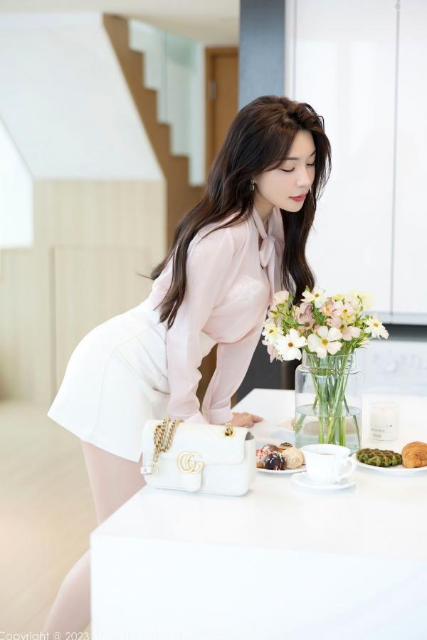    XiaoYu语画界-1009-徐莉芝私房照，精致蕾丝内衣写真，尽显白嫩肌肤与曼妙诱人曲线，极致美腿视觉盛宴第5张图片