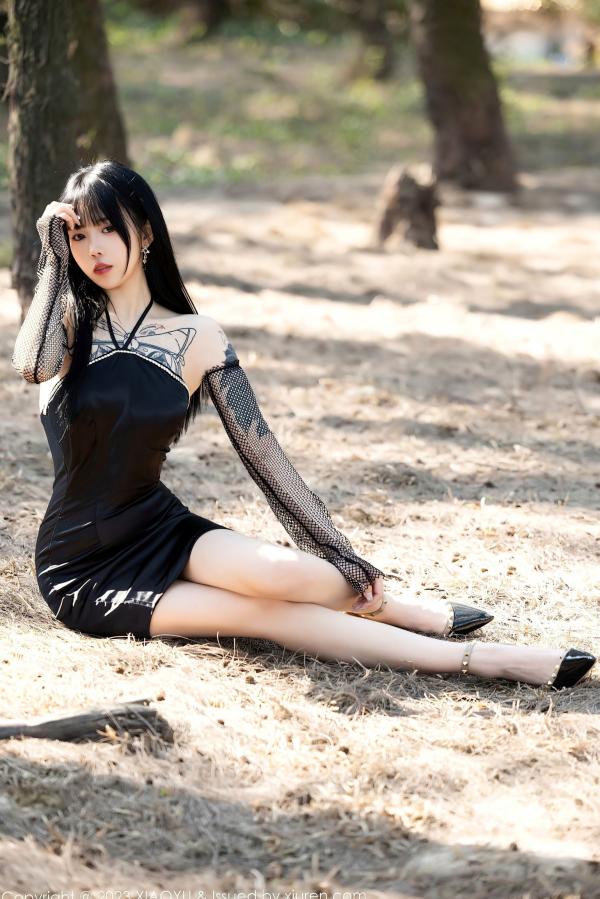    XiaoYu语画界-1006-奶瓶：室内明亮窗格前的紧身白色连体衣与修身黑裤，捕捉极具张力的身材曲线与诱人私房美学第4张图片