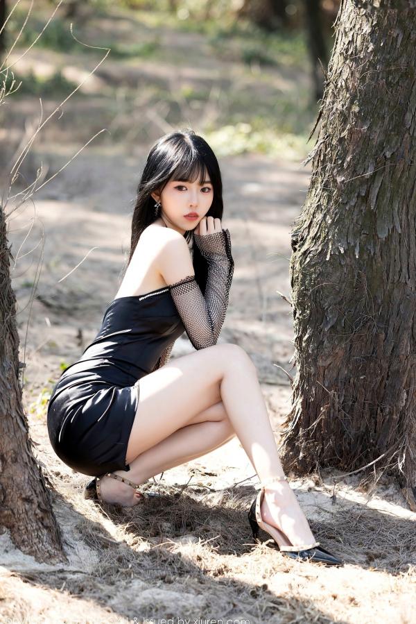    XiaoYu语画界-1006-奶瓶：室内明亮窗格前的紧身白色连体衣与修身黑裤，捕捉极具张力的身材曲线与诱人私房美学第13张图片