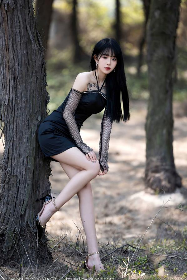    XiaoYu语画界-1006-奶瓶：室内明亮窗格前的紧身白色连体衣与修身黑裤，捕捉极具张力的身材曲线与诱人私房美学第16张图片