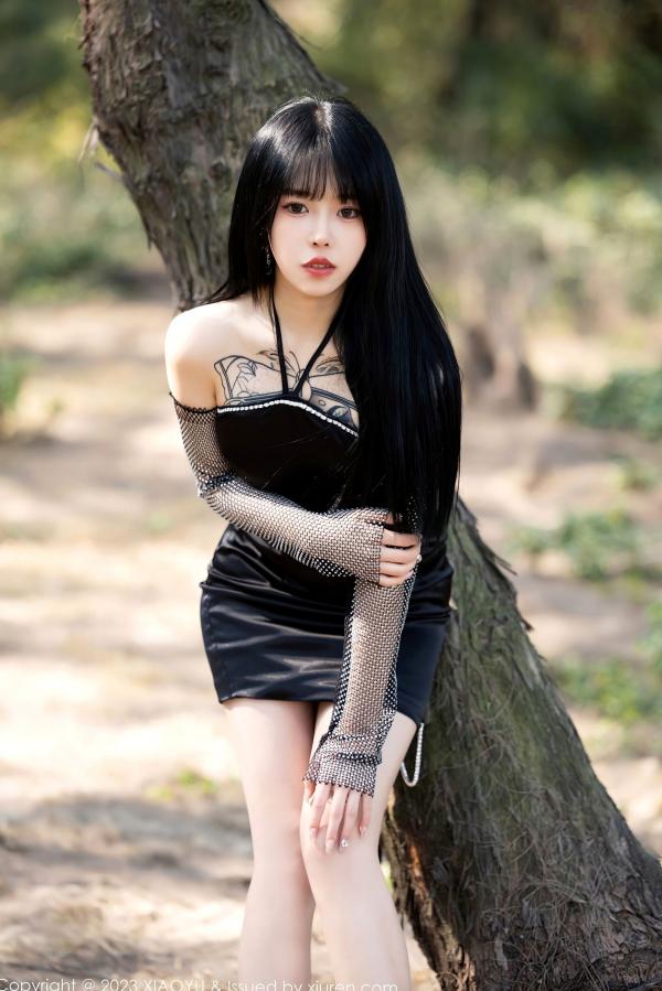    XiaoYu语画界-1006-奶瓶：室内明亮窗格前的紧身白色连体衣与修身黑裤，捕捉极具张力的身材曲线与诱人私房美学第20张图片