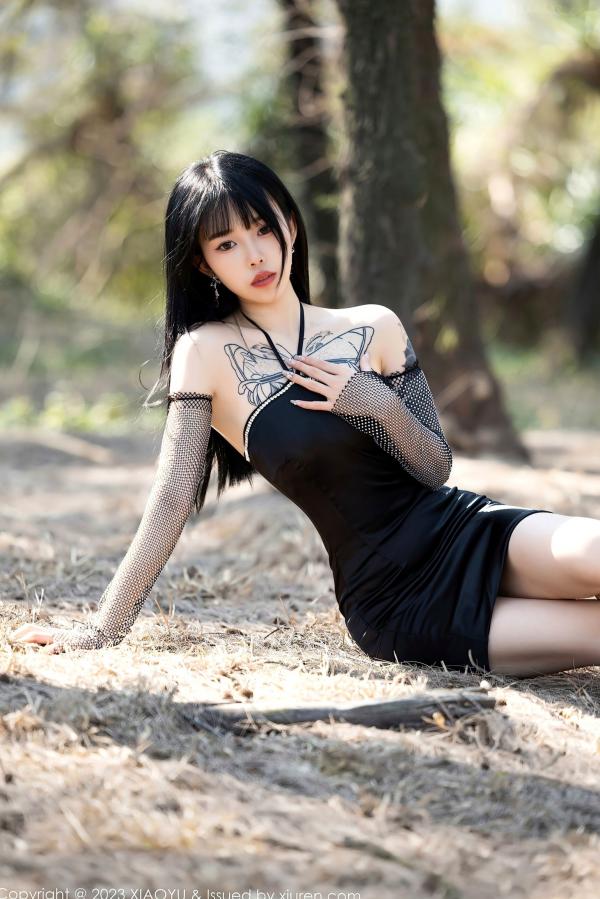    XiaoYu语画界-1006-奶瓶：室内明亮窗格前的紧身白色连体衣与修身黑裤，捕捉极具张力的身材曲线与诱人私房美学第21张图片