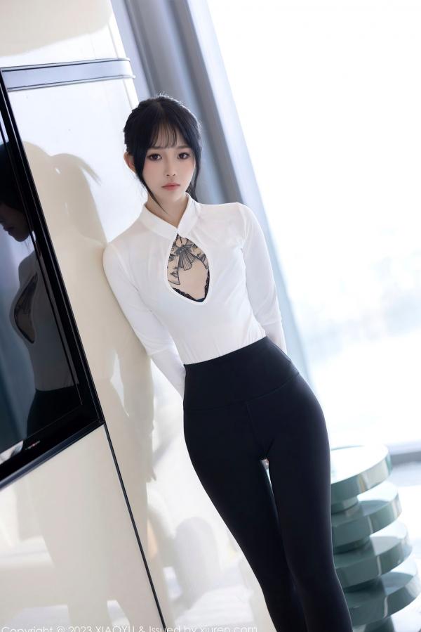    XiaoYu语画界-1006-奶瓶：室内明亮窗格前的紧身白色连体衣与修身黑裤，捕捉极具张力的身材曲线与诱人私房美学第22张图片