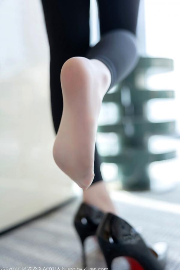    XiaoYu语画界-1006-奶瓶：室内明亮窗格前的紧身白色连体衣与修身黑裤，捕捉极具张力的身材曲线与诱人私房美学第25张图片