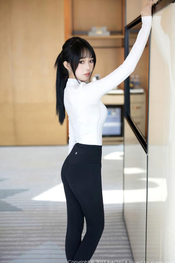    XiaoYu语画界-1006-奶瓶：室内明亮窗格前的紧身白色连体衣与修身黑裤，捕捉极具张力的身材曲线与诱人私房美学第26张图片