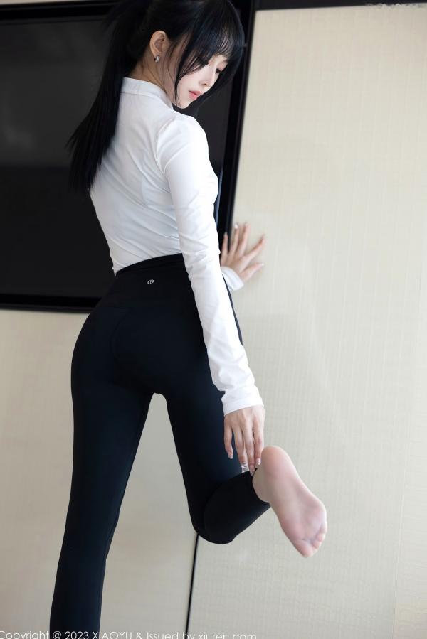    XiaoYu语画界-1006-奶瓶：室内明亮窗格前的紧身白色连体衣与修身黑裤，捕捉极具张力的身材曲线与诱人私房美学第28张图片