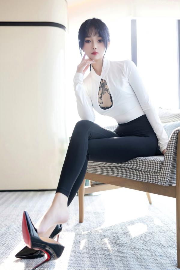    XiaoYu语画界-1006-奶瓶：室内明亮窗格前的紧身白色连体衣与修身黑裤，捕捉极具张力的身材曲线与诱人私房美学第32张图片