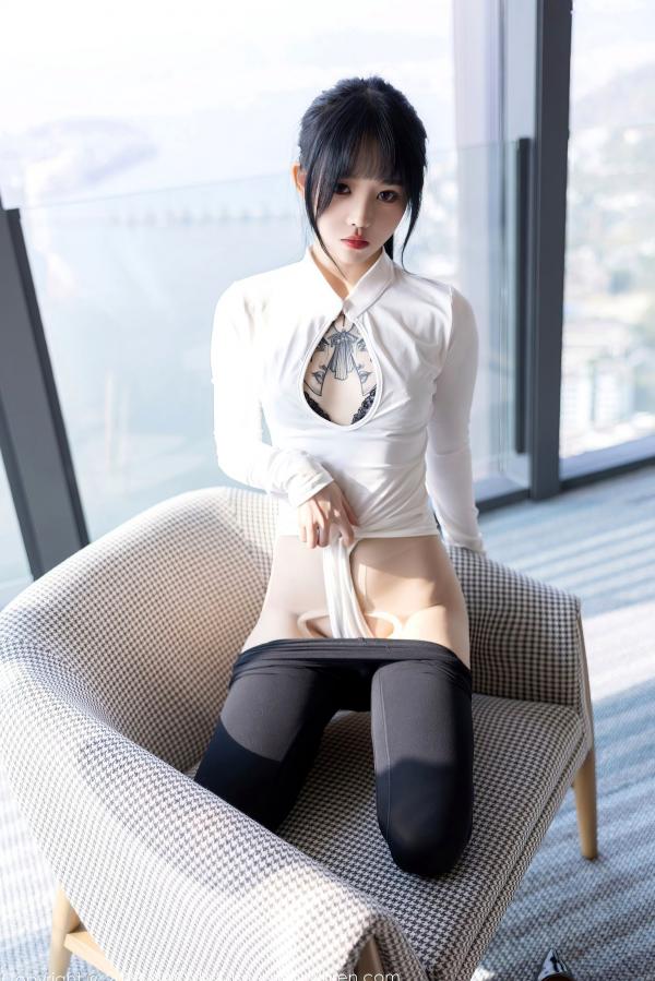    XiaoYu语画界-1006-奶瓶：室内明亮窗格前的紧身白色连体衣与修身黑裤，捕捉极具张力的身材曲线与诱人私房美学第45张图片