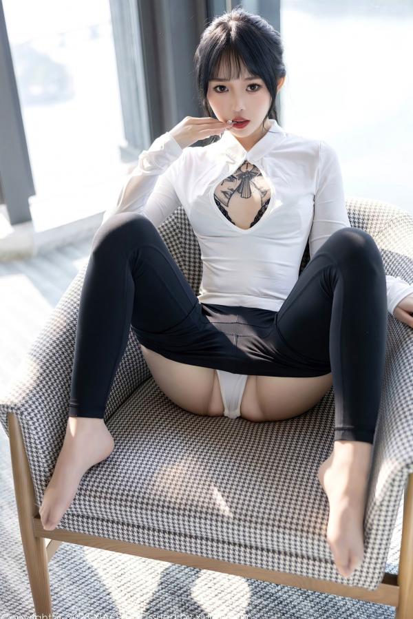    XiaoYu语画界-1006-奶瓶：室内明亮窗格前的紧身白色连体衣与修身黑裤，捕捉极具张力的身材曲线与诱人私房美学第47张图片