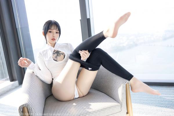    XiaoYu语画界-1006-奶瓶：室内明亮窗格前的紧身白色连体衣与修身黑裤，捕捉极具张力的身材曲线与诱人私房美学第53张图片
