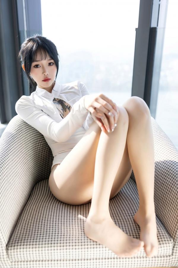    XiaoYu语画界-1006-奶瓶：室内明亮窗格前的紧身白色连体衣与修身黑裤，捕捉极具张力的身材曲线与诱人私房美学第55张图片