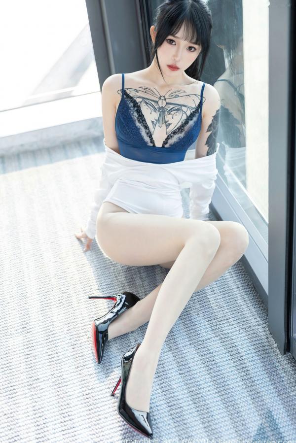   XiaoYu语画界-1006-奶瓶：室内明亮窗格前的紧身白色连体衣与修身黑裤，捕捉极具张力的身材曲线与诱人私房美学第72张图片