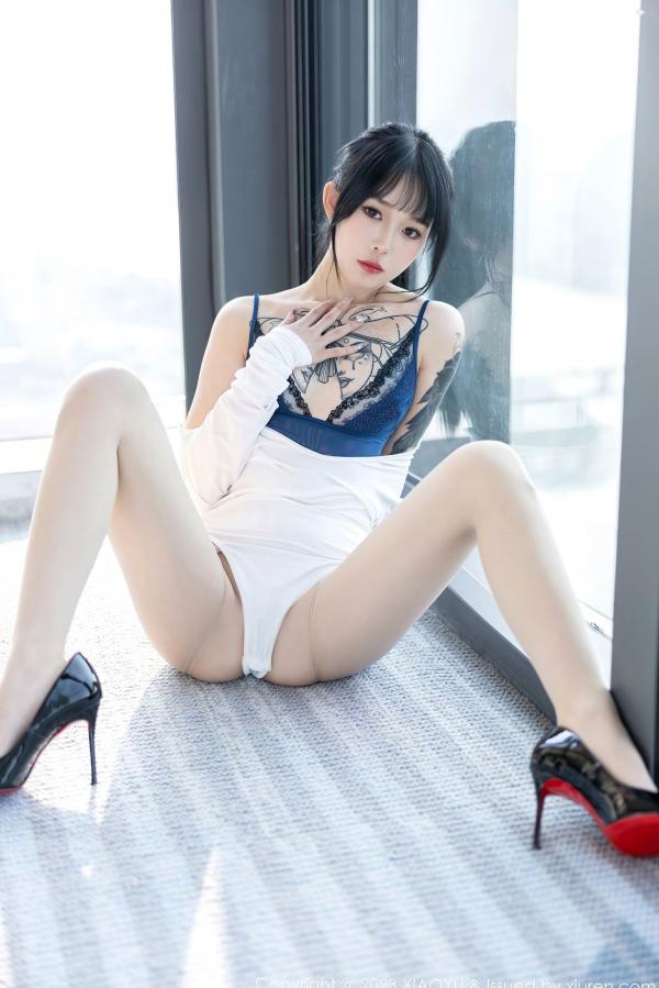    XiaoYu语画界-1006-奶瓶：室内明亮窗格前的紧身白色连体衣与修身黑裤，捕捉极具张力的身材曲线与诱人私房美学第75张图片