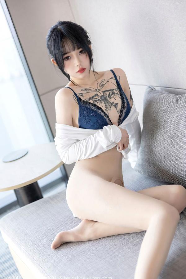    XiaoYu语画界-1006-奶瓶：室内明亮窗格前的紧身白色连体衣与修身黑裤，捕捉极具张力的身材曲线与诱人私房美学第88张图片