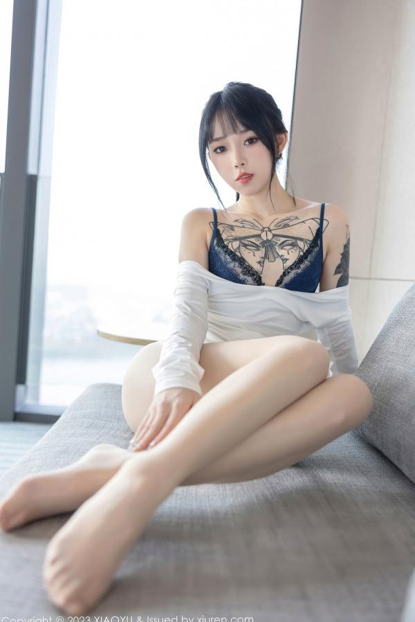    XiaoYu语画界-1006-奶瓶：室内明亮窗格前的紧身白色连体衣与修身黑裤，捕捉极具张力的身材曲线与诱人私房美学第91张图片