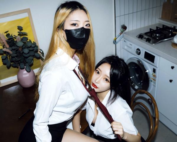    韩国女神Jucy与Mona姐妹花居家私房大片：黑丝制服、诱惑道具与无圣光极致性感艺术写真第76张图片