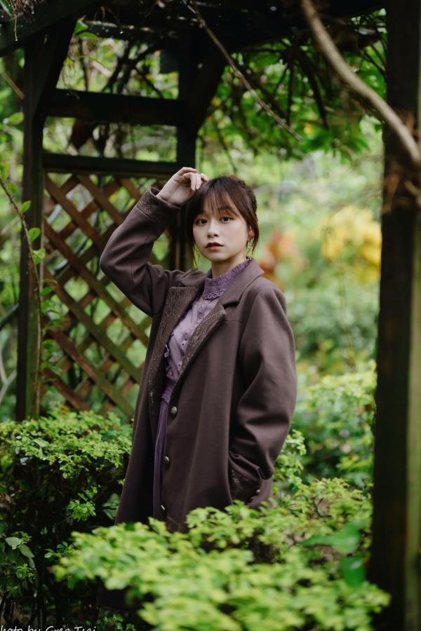    畊畊 - 花园清新私房写真，文艺森系户外人像，气质女神优雅穿搭 [142P]第18张图片