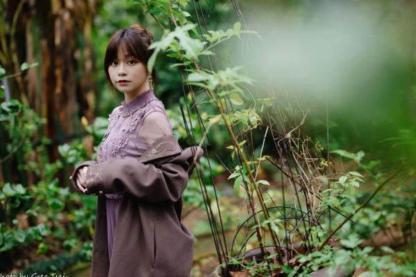    畊畊 - 花园清新私房写真，文艺森系户外人像，气质女神优雅穿搭 [142P]第30张图片