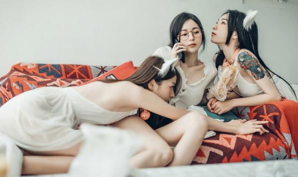    JVID-辰辰、妍妍、飘飘：宅女与猫咪的同居生活，高颜值女神角色扮演，超大尺度猫娘私房写真，闺蜜互动极度诱惑，尽显白皙身材与缠绵风情第5张图片