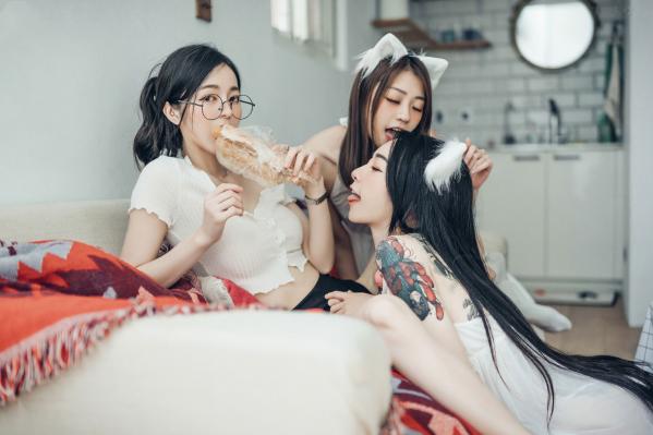   JVID-辰辰、妍妍、飘飘：宅女与猫咪的同居生活，高颜值女神角色扮演，超大尺度猫娘私房写真，闺蜜互动极度诱惑，尽显白皙身材与缠绵风情第8张图片
