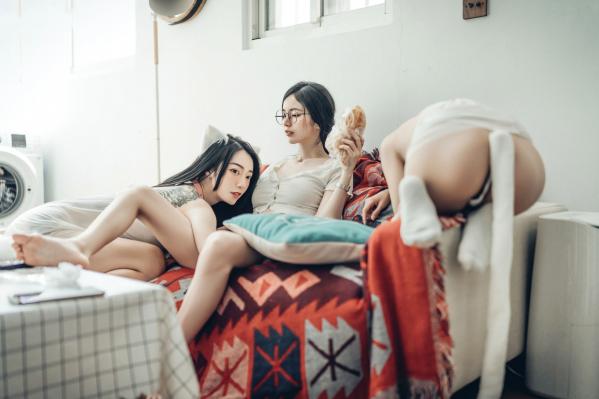    JVID-辰辰、妍妍、飘飘：宅女与猫咪的同居生活，高颜值女神角色扮演，超大尺度猫娘私房写真，闺蜜互动极度诱惑，尽显白皙身材与缠绵风情第9张图片