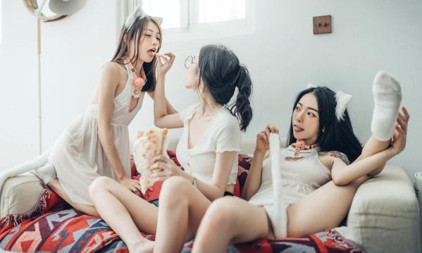    JVID-辰辰、妍妍、飘飘：宅女与猫咪的同居生活，高颜值女神角色扮演，超大尺度猫娘私房写真，闺蜜互动极度诱惑，尽显白皙身材与缠绵风情第22张图片