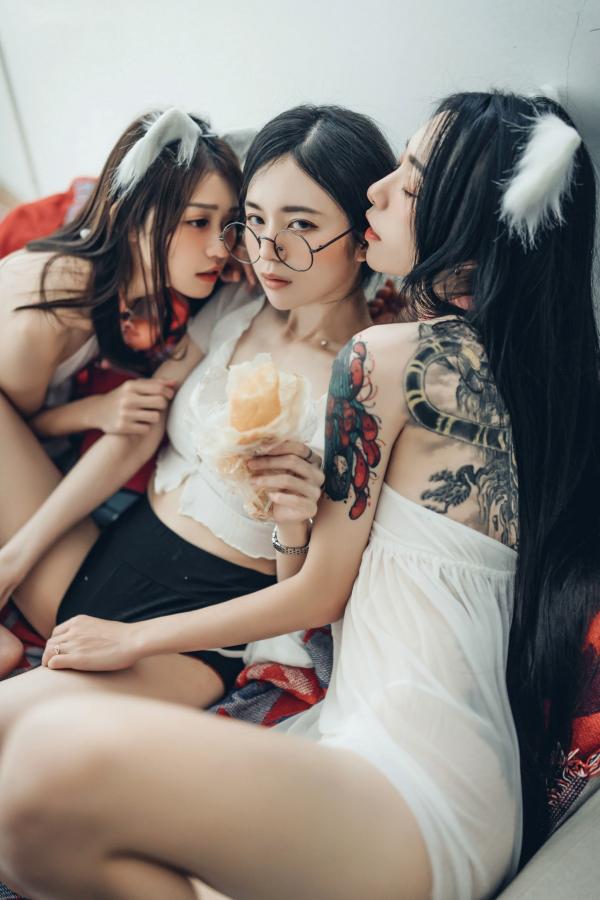    JVID-辰辰、妍妍、飘飘：宅女与猫咪的同居生活，高颜值女神角色扮演，超大尺度猫娘私房写真，闺蜜互动极度诱惑，尽显白皙身材与缠绵风情第24张图片
