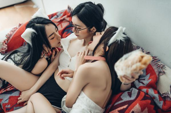   JVID-辰辰、妍妍、飘飘：宅女与猫咪的同居生活，高颜值女神角色扮演，超大尺度猫娘私房写真，闺蜜互动极度诱惑，尽显白皙身材与缠绵风情第25张图片