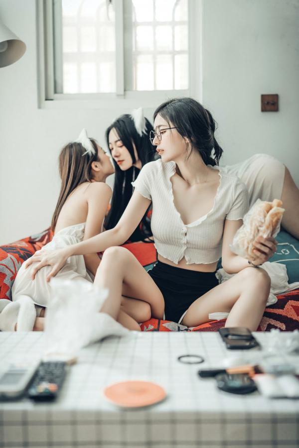    JVID-辰辰、妍妍、飘飘：宅女与猫咪的同居生活，高颜值女神角色扮演，超大尺度猫娘私房写真，闺蜜互动极度诱惑，尽显白皙身材与缠绵风情第27张图片