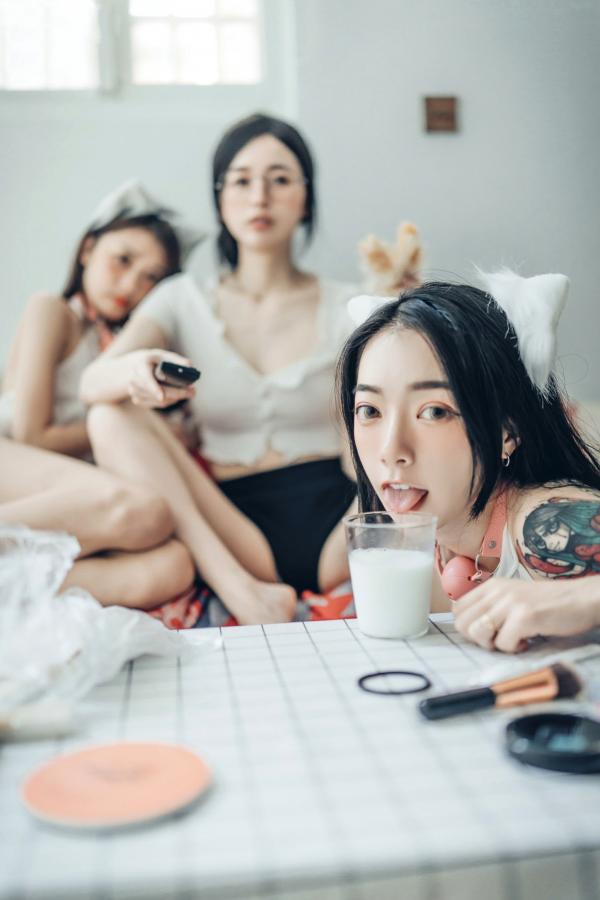    JVID-辰辰、妍妍、飘飘：宅女与猫咪的同居生活，高颜值女神角色扮演，超大尺度猫娘私房写真，闺蜜互动极度诱惑，尽显白皙身材与缠绵风情第35张图片