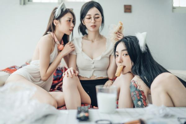    JVID-辰辰、妍妍、飘飘：宅女与猫咪的同居生活，高颜值女神角色扮演，超大尺度猫娘私房写真，闺蜜互动极度诱惑，尽显白皙身材与缠绵风情第36张图片