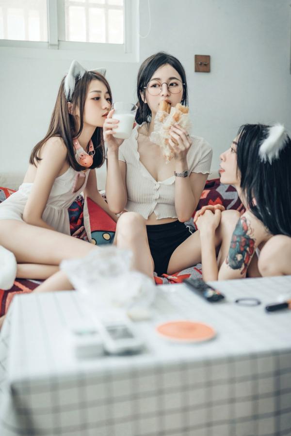    JVID-辰辰、妍妍、飘飘：宅女与猫咪的同居生活，高颜值女神角色扮演，超大尺度猫娘私房写真，闺蜜互动极度诱惑，尽显白皙身材与缠绵风情第41张图片