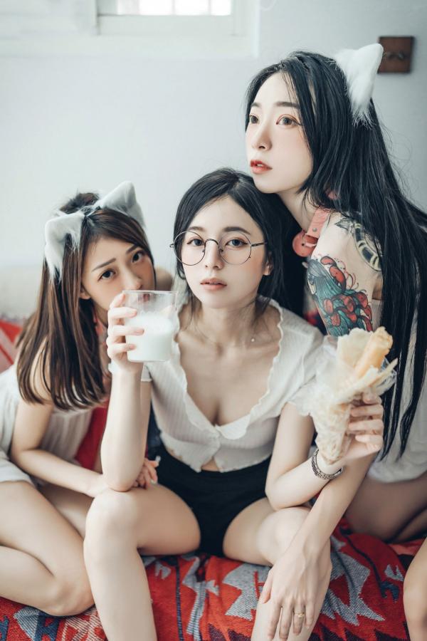    JVID-辰辰、妍妍、飘飘：宅女与猫咪的同居生活，高颜值女神角色扮演，超大尺度猫娘私房写真，闺蜜互动极度诱惑，尽显白皙身材与缠绵风情第44张图片
