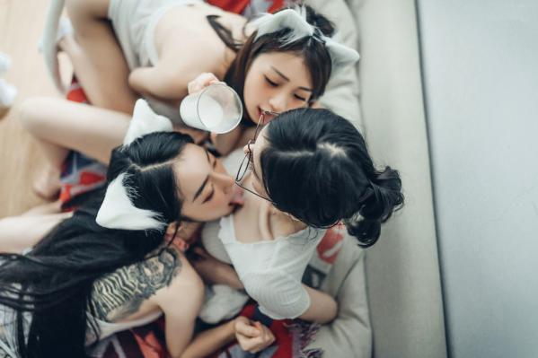    JVID-辰辰、妍妍、飘飘：宅女与猫咪的同居生活，高颜值女神角色扮演，超大尺度猫娘私房写真，闺蜜互动极度诱惑，尽显白皙身材与缠绵风情第46张图片
