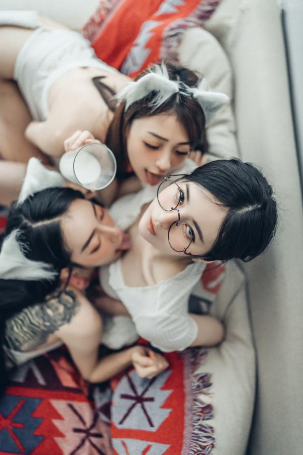    JVID-辰辰、妍妍、飘飘：宅女与猫咪的同居生活，高颜值女神角色扮演，超大尺度猫娘私房写真，闺蜜互动极度诱惑，尽显白皙身材与缠绵风情第47张图片