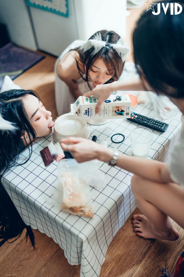    JVID-辰辰、妍妍、飘飘：宅女与猫咪的同居生活，高颜值女神角色扮演，超大尺度猫娘私房写真，闺蜜互动极度诱惑，尽显白皙身材与缠绵风情第54张图片
