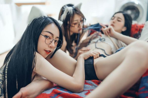    JVID-辰辰、妍妍、飘飘：宅女与猫咪的同居生活，高颜值女神角色扮演，超大尺度猫娘私房写真，闺蜜互动极度诱惑，尽显白皙身材与缠绵风情第75张图片