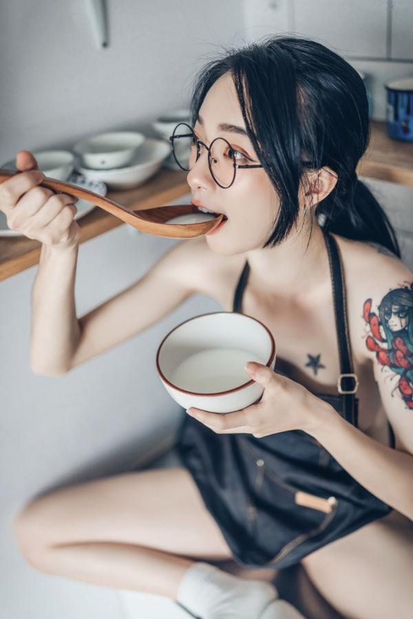    JVID-辰辰、妍妍、飘飘：宅女与猫咪的同居生活，高颜值女神角色扮演，超大尺度猫娘私房写真，闺蜜互动极度诱惑，尽显白皙身材与缠绵风情第116张图片