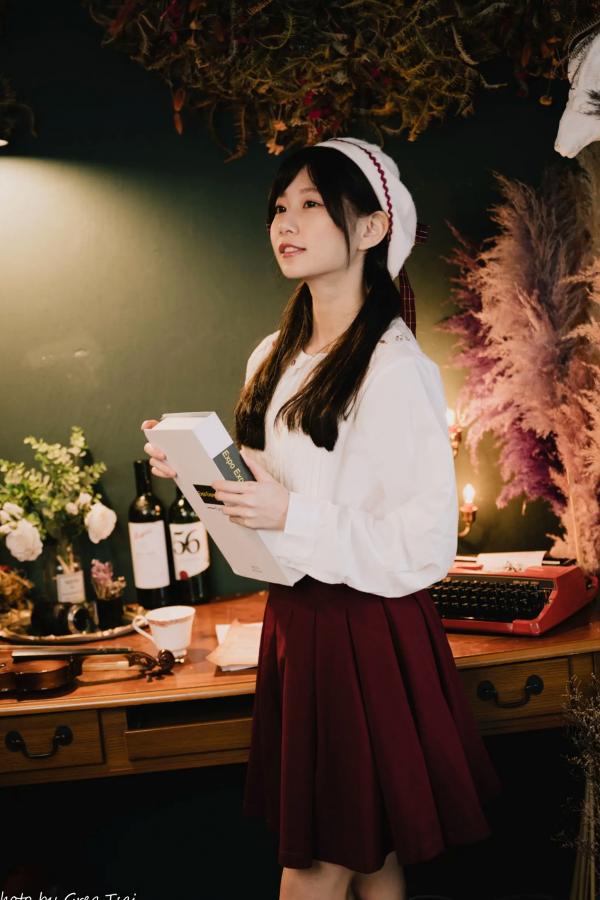    朵莉 - 柔美复古文艺风格棚拍 纯欲甜美少女私房写真系列 [100P]第23张图片