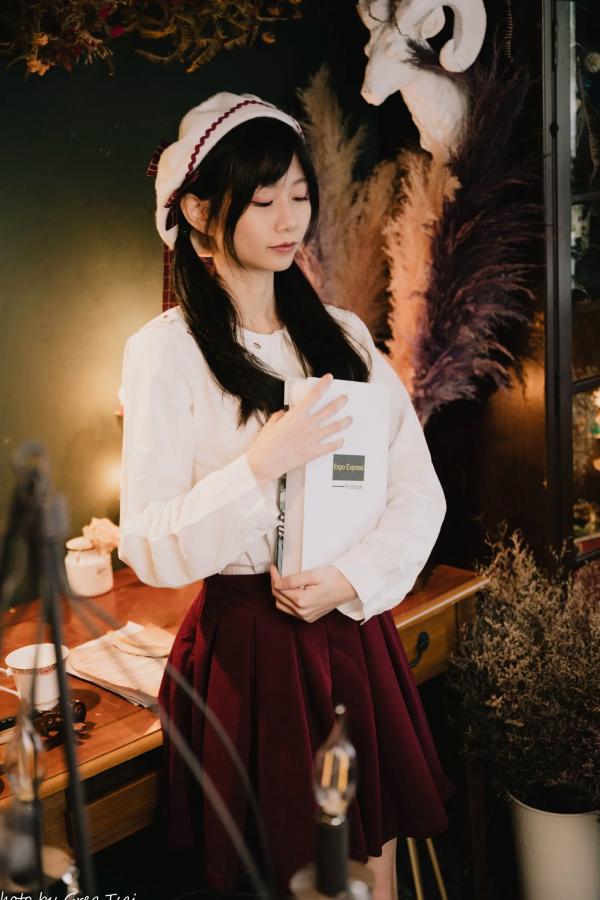    朵莉 - 柔美复古文艺风格棚拍 纯欲甜美少女私房写真系列 [100P]第26张图片