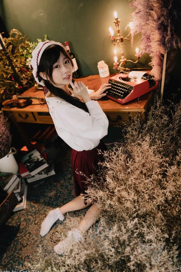    朵莉 - 柔美复古文艺风格棚拍 纯欲甜美少女私房写真系列 [100P]第38张图片