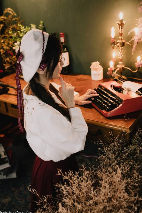    朵莉 - 柔美复古文艺风格棚拍 纯欲甜美少女私房写真系列 [100P]第39张图片