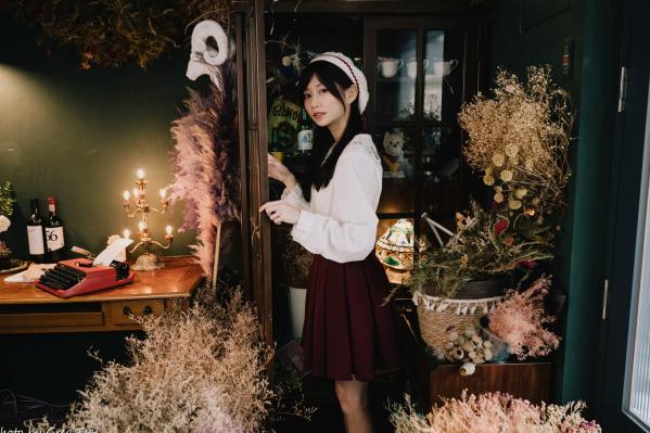    朵莉 - 柔美复古文艺风格棚拍 纯欲甜美少女私房写真系列 [100P]第56张图片