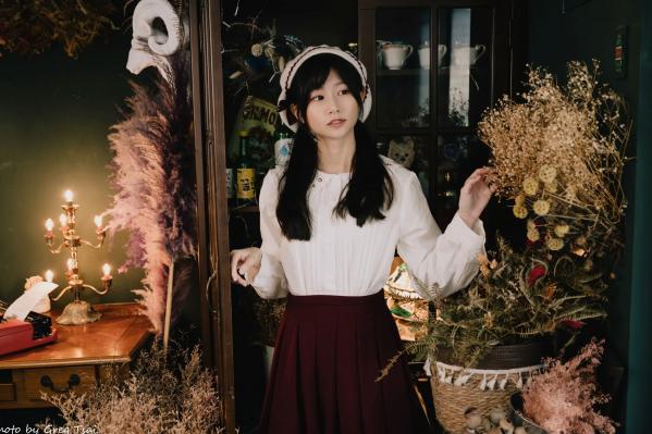    朵莉 - 柔美复古文艺风格棚拍 纯欲甜美少女私房写真系列 [100P]第57张图片