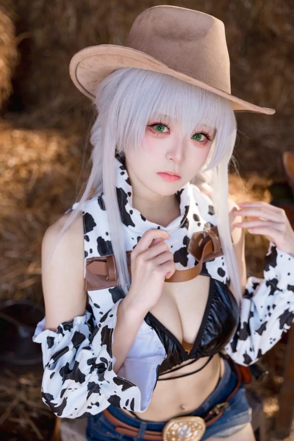    九柒喵碧蓝航线法戈cosplay，西部牛仔风情与奶牛纹泳装诱惑，复古干草堆场景下的绝美私房大尺度写真第1张图片