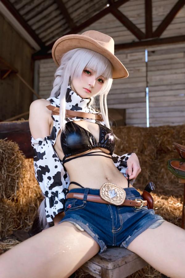    九柒喵碧蓝航线法戈cosplay，西部牛仔风情与奶牛纹泳装诱惑，复古干草堆场景下的绝美私房大尺度写真第5张图片
