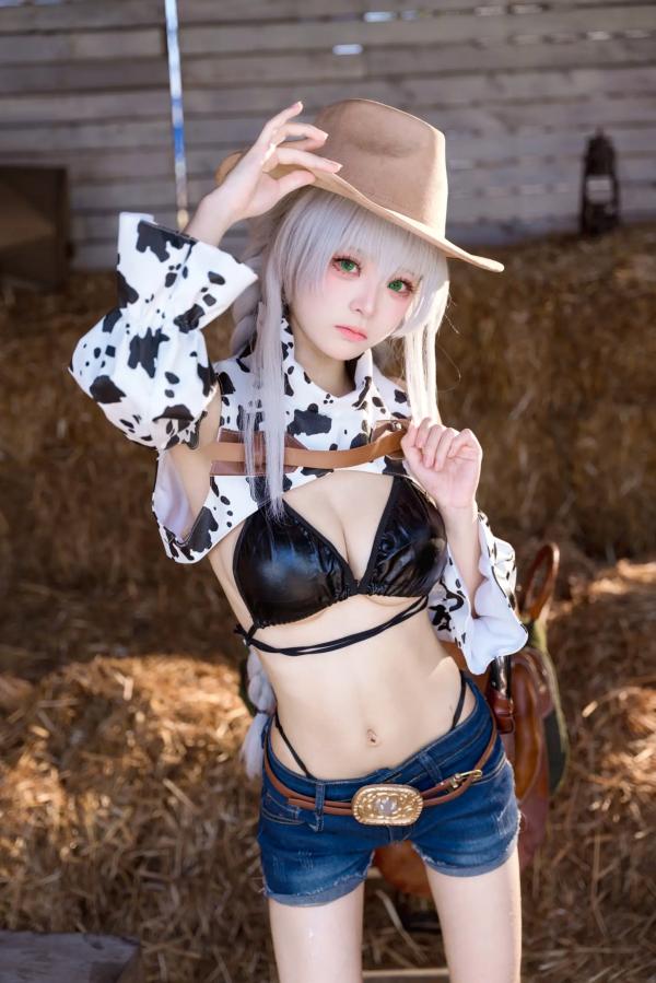    九柒喵碧蓝航线法戈cosplay，西部牛仔风情与奶牛纹泳装诱惑，复古干草堆场景下的绝美私房大尺度写真第11张图片